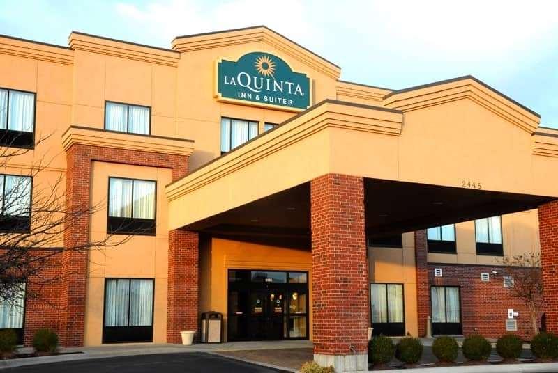 La Quinta By Wyndham Springfield Airport Plaza Hotel Exterior photo