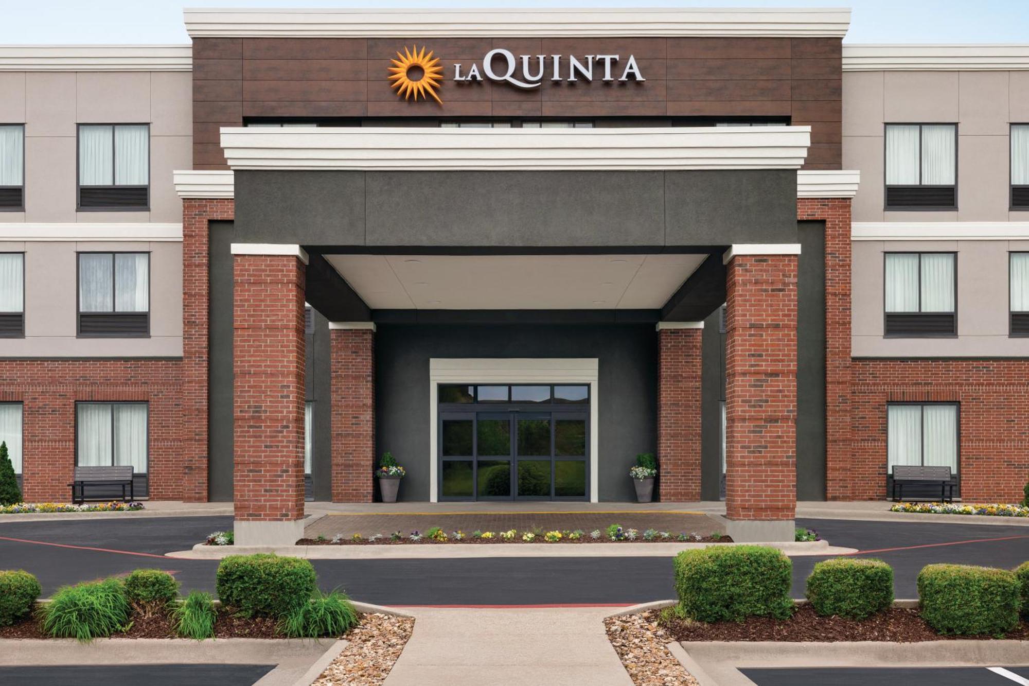 La Quinta By Wyndham Springfield Airport Plaza Hotel Exterior photo