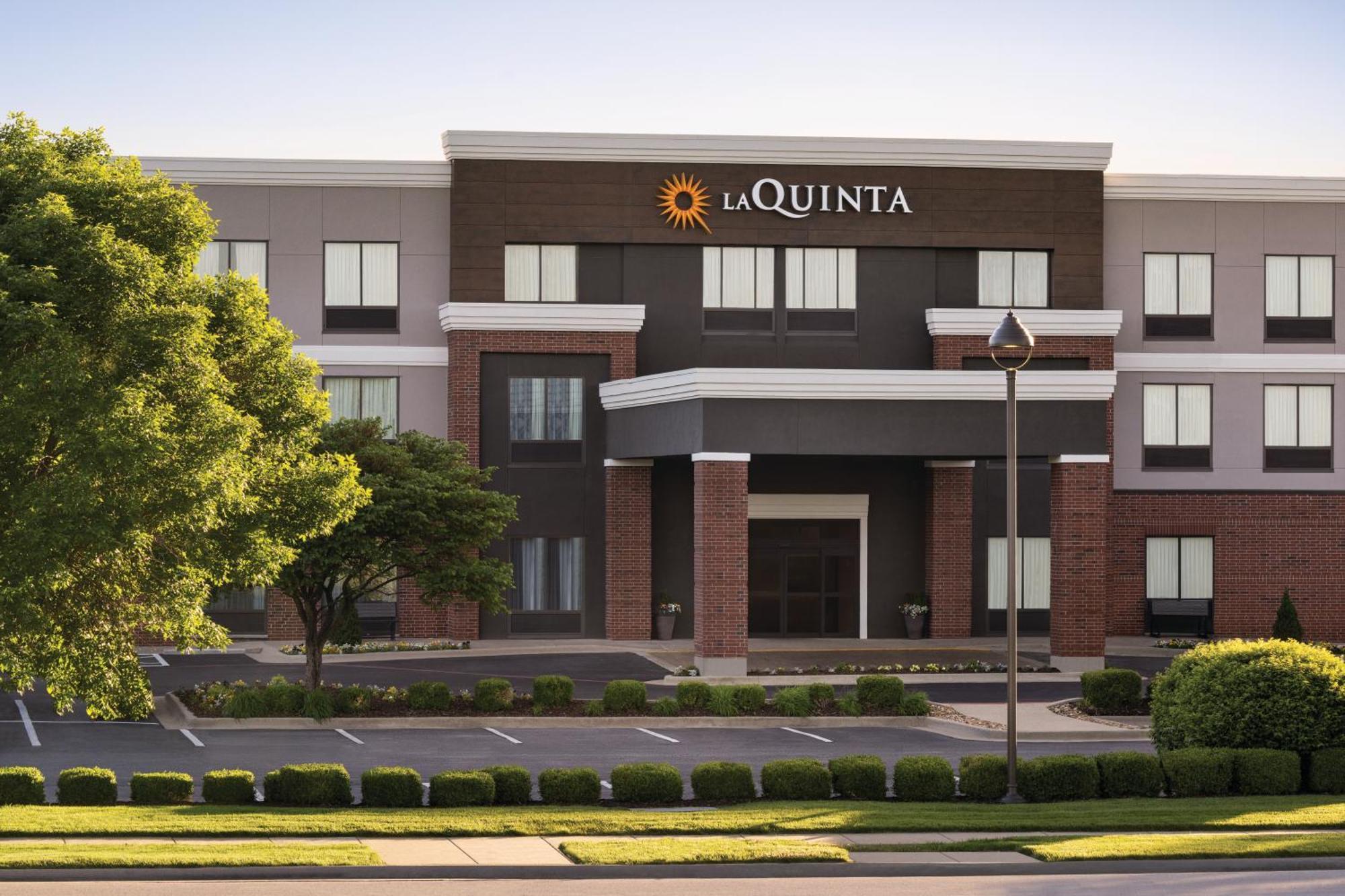 La Quinta By Wyndham Springfield Airport Plaza Hotel Exterior photo