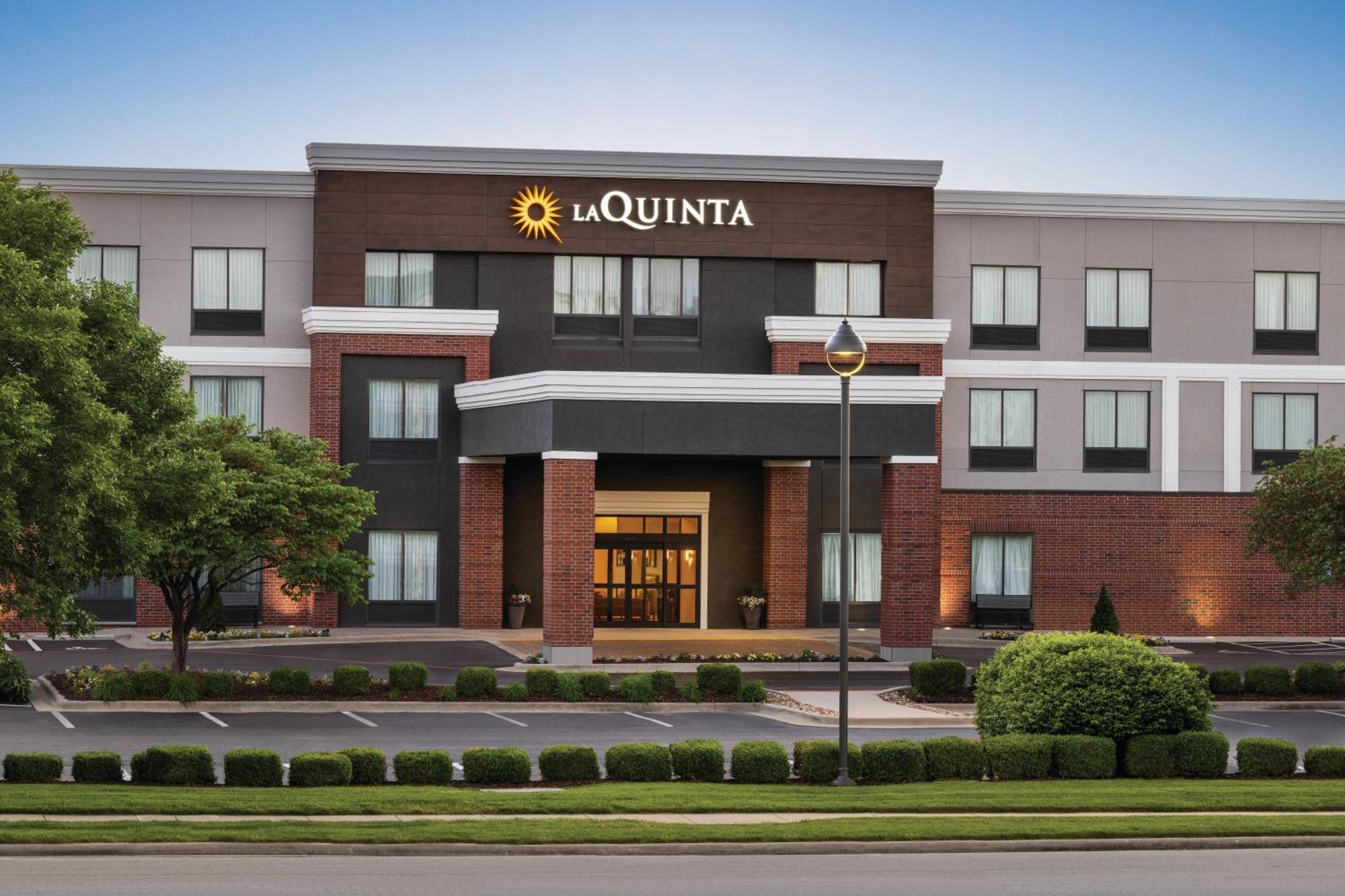 La Quinta By Wyndham Springfield Airport Plaza Hotel Exterior photo