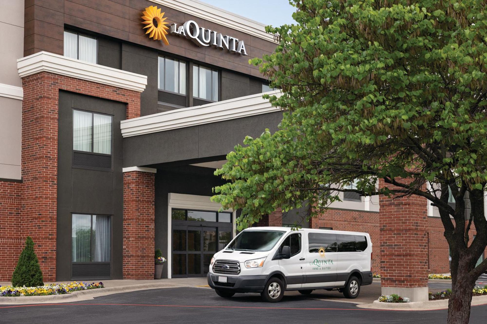 La Quinta By Wyndham Springfield Airport Plaza Hotel Exterior photo