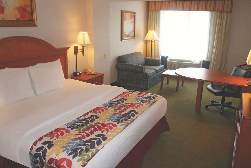 La Quinta By Wyndham Springfield Airport Plaza Hotel Room photo