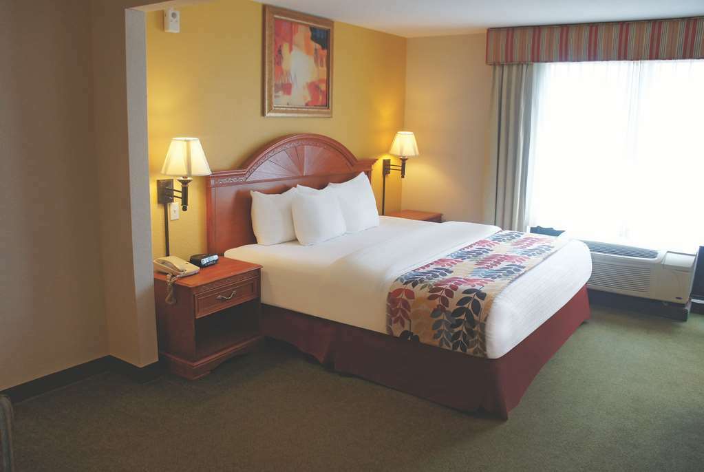 La Quinta By Wyndham Springfield Airport Plaza Hotel Room photo