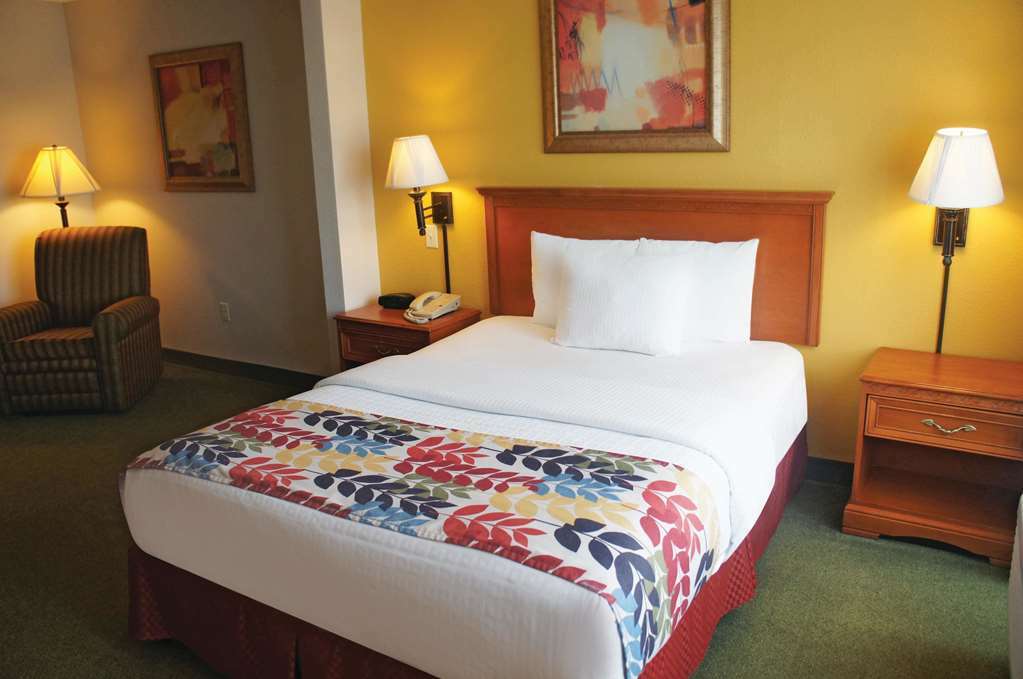 La Quinta By Wyndham Springfield Airport Plaza Hotel Room photo